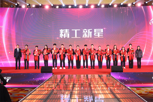 03集团副总裁沈月华女士、齐三六先生为精工新星获得者颁奖.jpg